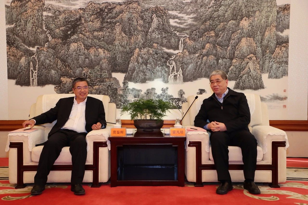 雷凡培會(huì)見(jiàn)中國(guó)船級(jí)社黨委副書記、總裁莫鑒輝一行