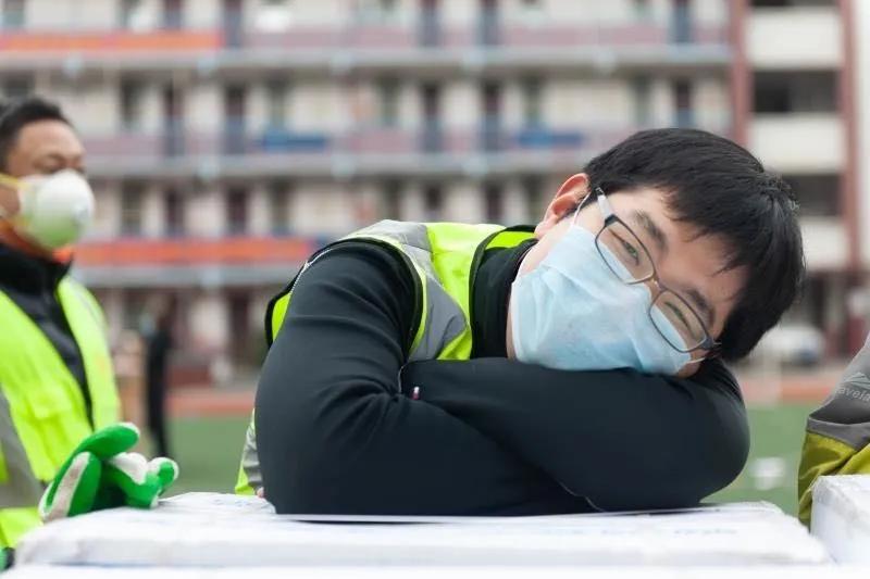 志愿者賈威：“累了，趴下歇會(huì)兒”